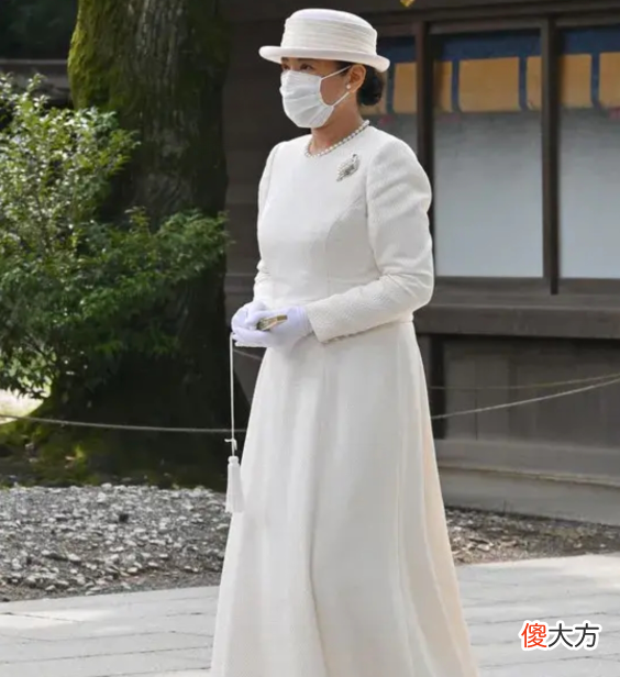 【历史故事】美人迟暮的雅子皇后，陪同的人亮相活动，颈纹松弛藏不住