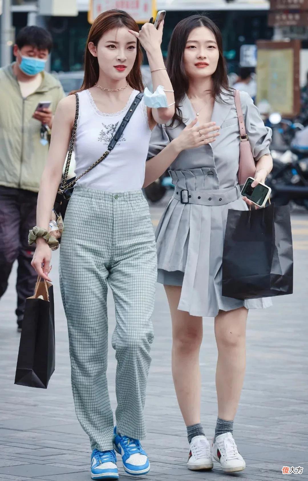 【就爱时尚】兰质蕙心的美女，白色上衣配休闲长裤时尚优雅，让小姐姐变身迷人辣妹
