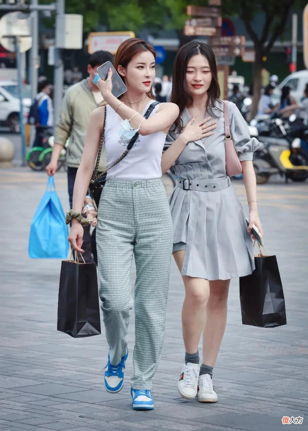 【就爱时尚】兰质蕙心的美女，白色上衣配休闲长裤时尚优雅，让小姐姐变身迷人辣妹