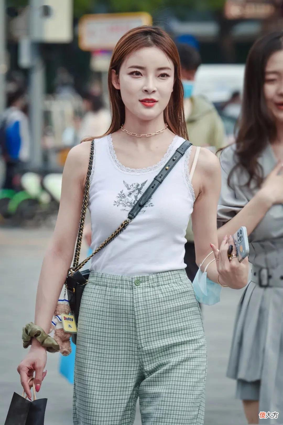 【就爱时尚】兰质蕙心的美女，白色上衣配休闲长裤时尚优雅，让小姐姐变身迷人辣妹