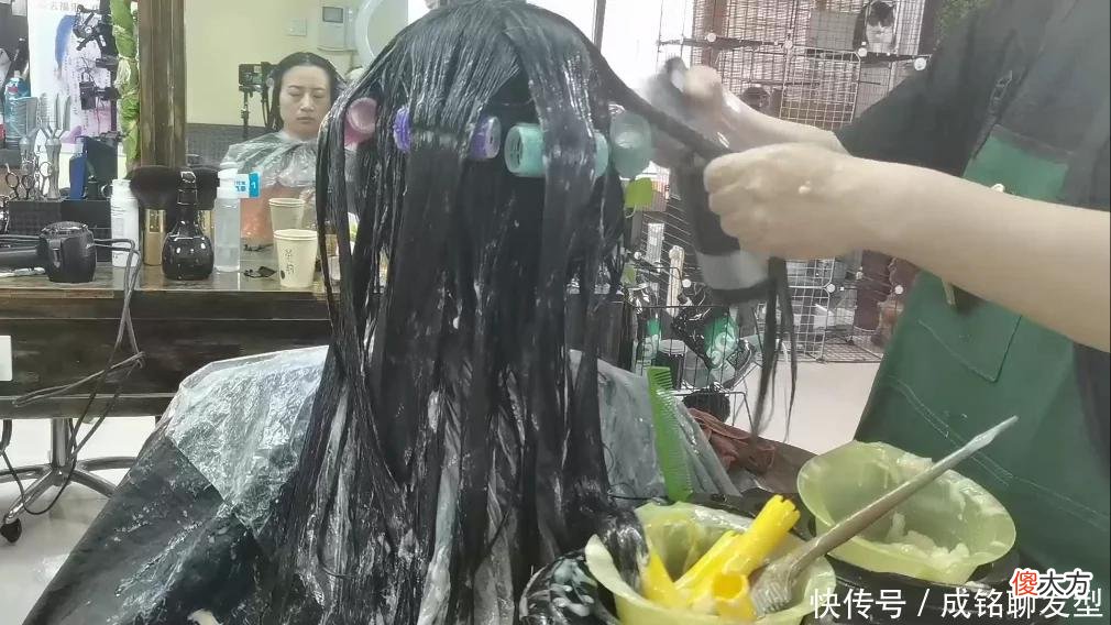 【就爱时尚】刚烫的头发不满意可以洗直吗？看这三点，你就明白该怎么做了