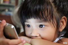 “经常玩手机”与“不玩手机”的孩子，有啥不同？3点差距很明显