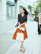 【就爱时尚】今年火了一种小衫，叫“显瘦衫”！40岁女人穿优雅显瘦，美得高级
