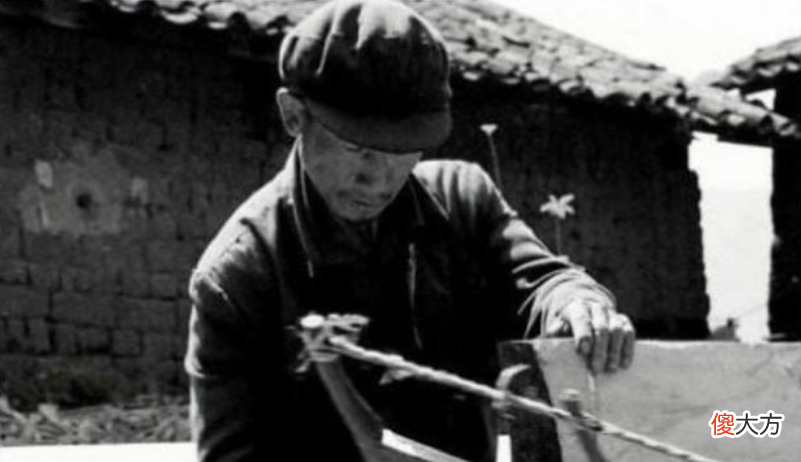 【历史故事】这个木匠救了主席一命，还给了他5块大洋，建国后被主席请到北京