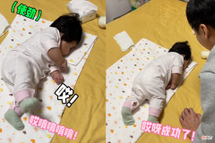 宝宝几个月学会翻身？把握关键信号，父母4招引导，助娃一臂之力