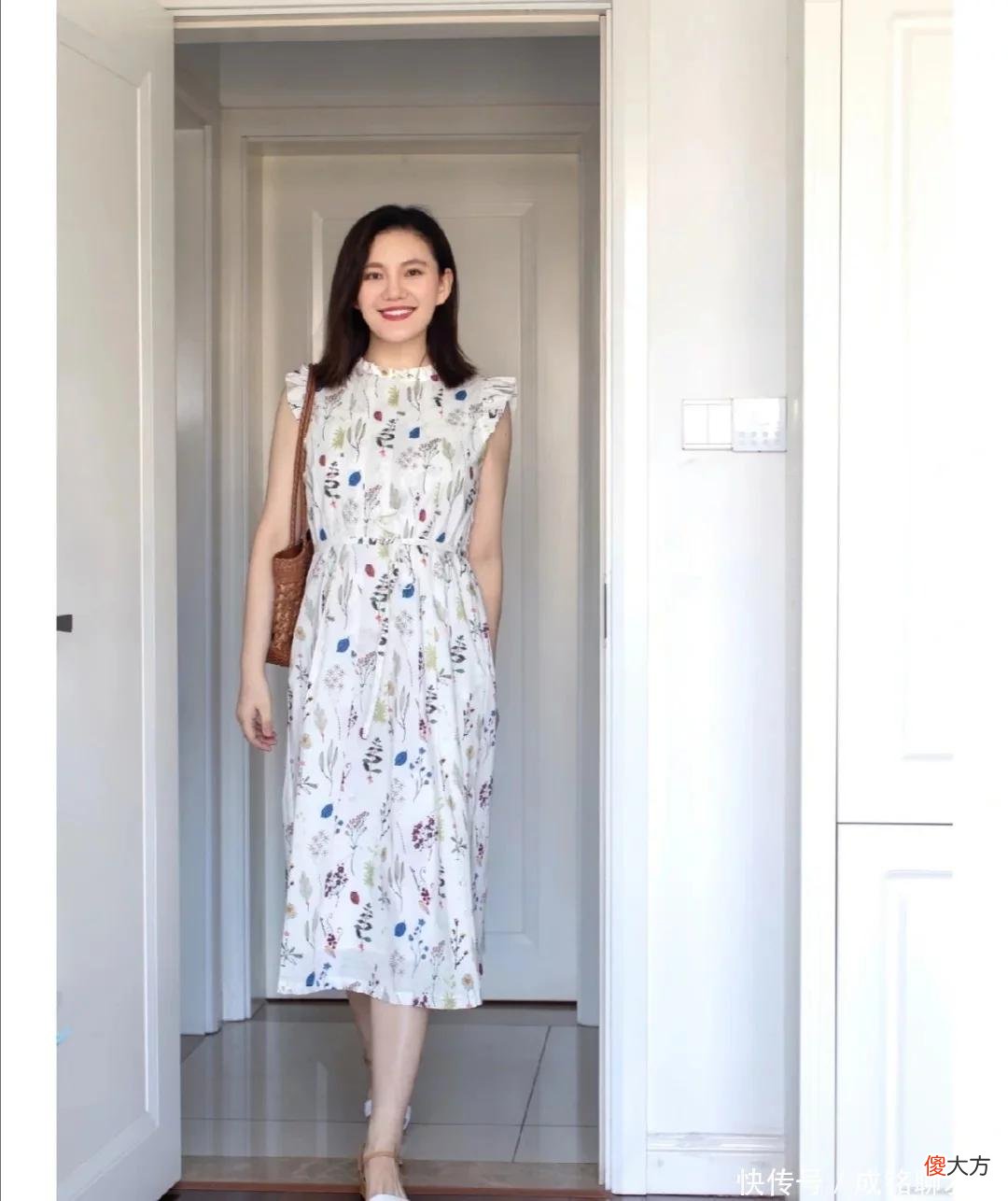 【时尚一点】爱穿长裙的女人更优雅！过膝裙时尚百搭显身材，有女人味更有气质
