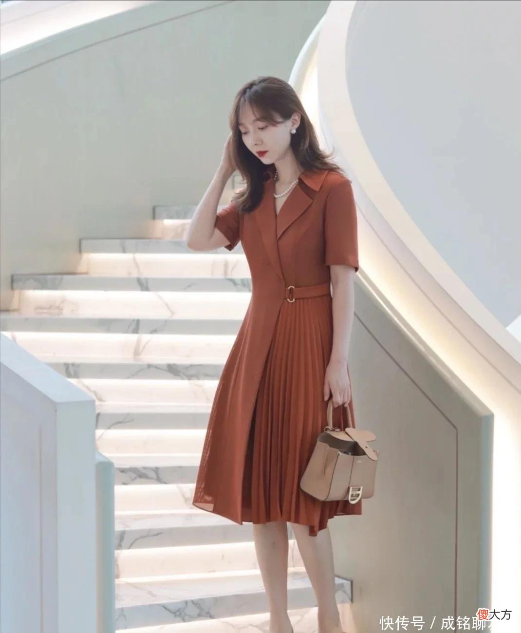 【时尚一点】爱穿长裙的女人更优雅！过膝裙时尚百搭显身材，有女人味更有气质