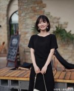 【时尚一点】爱穿长裙的女人更优雅！过膝裙时尚百搭显身材，有女人味更有气质