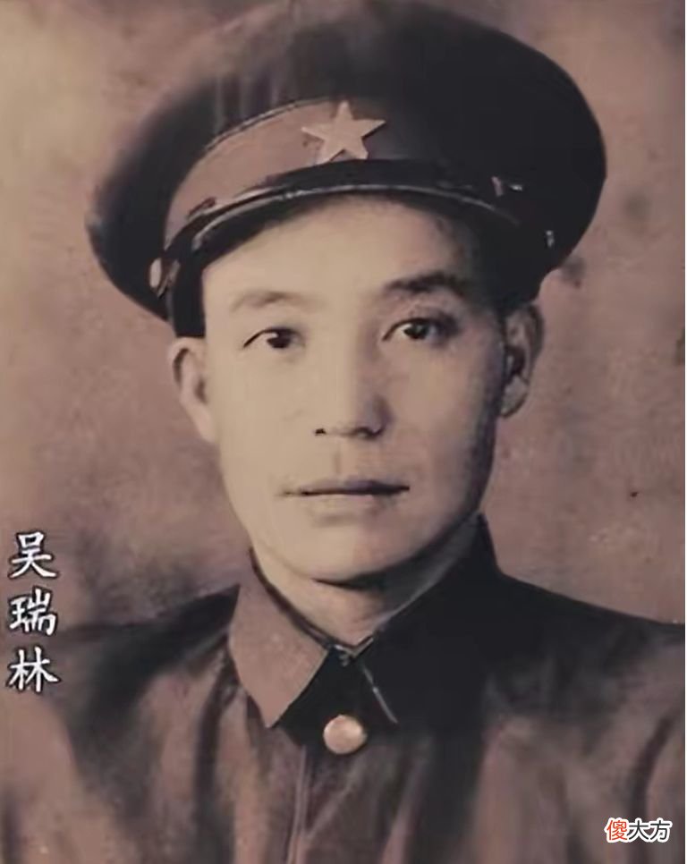 【爱历史】八路军伏击日军，日本兵还在跑，刺刀扎入其后背，捅穿后倒地