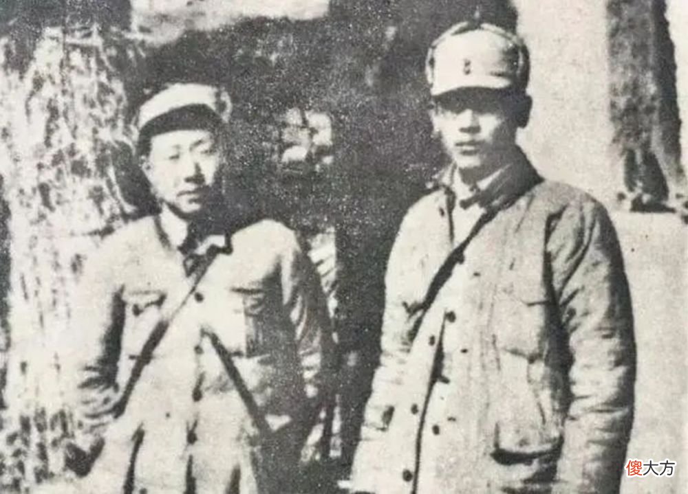 【爱历史】八路军伏击日军，日本兵还在跑，刺刀扎入其后背，捅穿后倒地