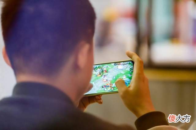 要让孩子不沉迷手机，家长首先自己要放下手机