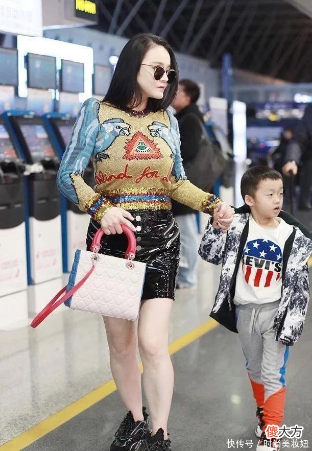 【就爱时尚】邹市明老婆冉莹颖真敢穿，休闲针织衫硬穿成紧身款，身材太吸睛