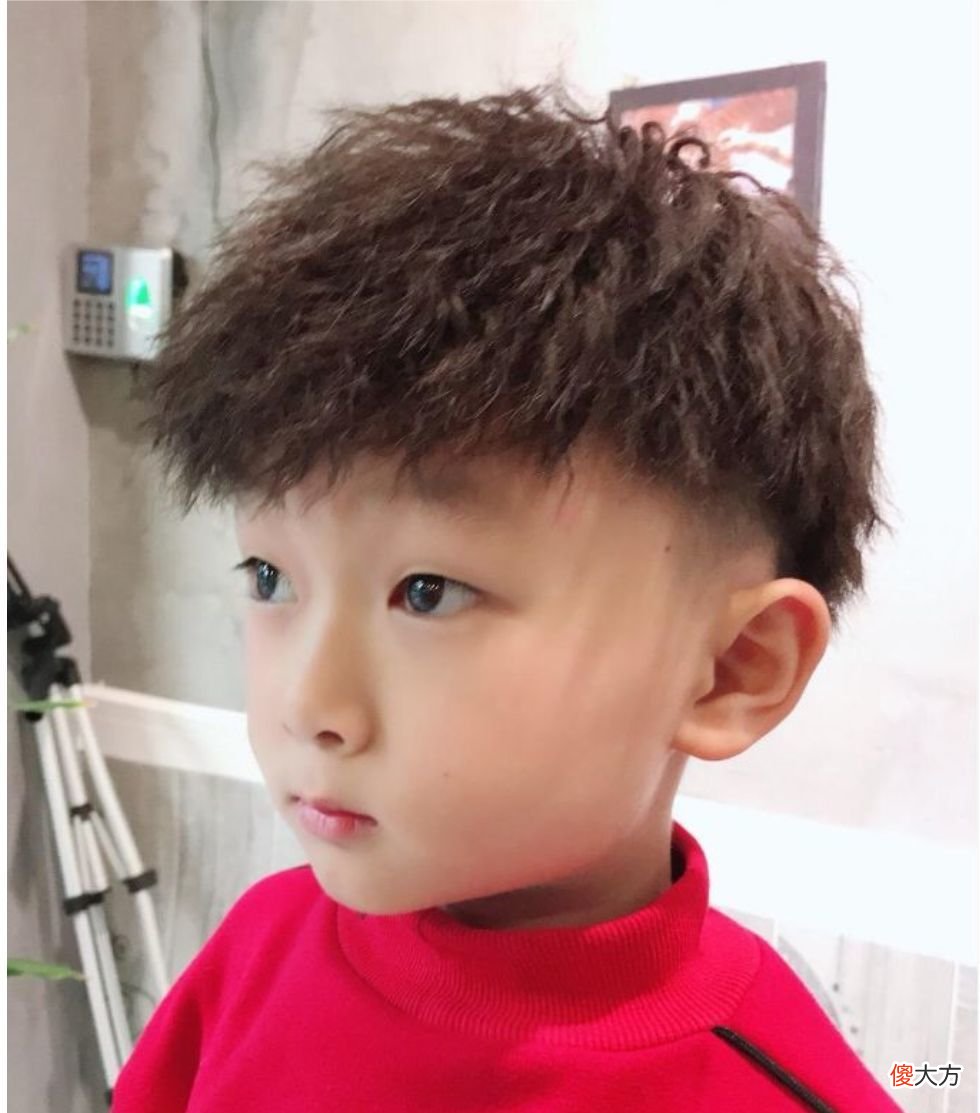 【时尚一点】暑假小男孩发型怎么剪？爆款发型送给你，想不帅都难