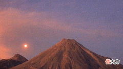 冰岛火山喷发时，监控拍到2个喷射蓝光的UFO，它究竟是什么？