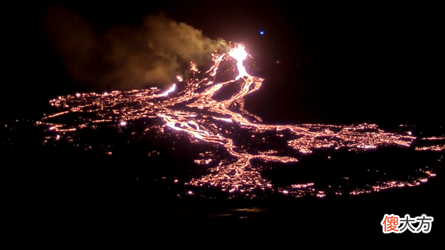 冰岛火山喷发时，监控拍到2个喷射蓝光的UFO，它究竟是什么？