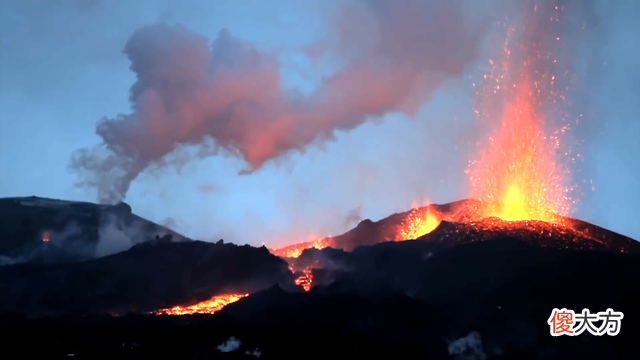 冰岛火山喷发时，监控拍到2个喷射蓝光的UFO，它究竟是什么？