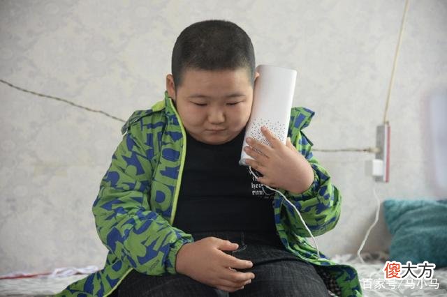 奇异男童！天生24指头唯一朋友是收音机，拄拐上学靠耳朵“听”课