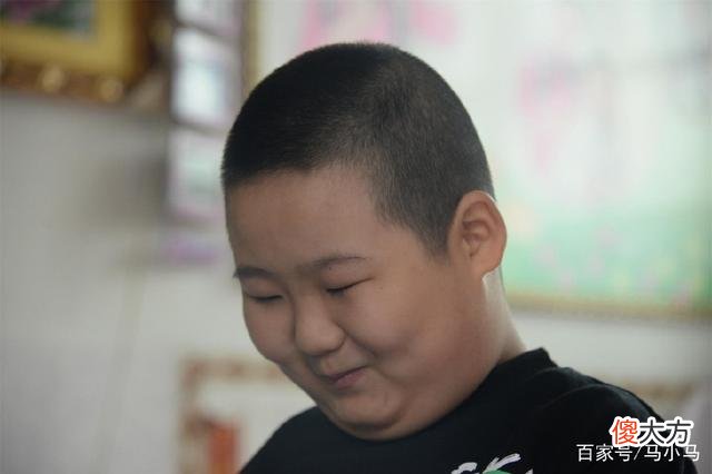 奇异男童!天生24指头唯一朋友是收音机,拄拐上学靠耳朵“听”课