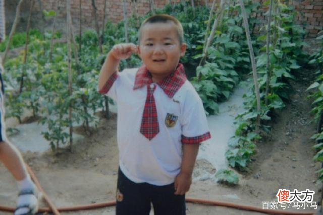 奇异男童！天生24指头唯一朋友是收音机，拄拐上学靠耳朵“听”课
