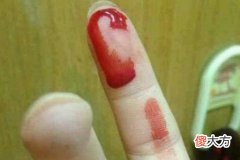 梦见手背被割伤流血