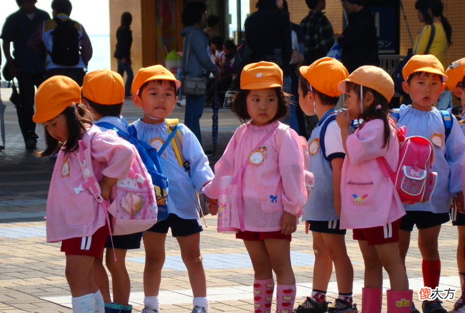 为何日本小学生自己上下学？家长难道不担心吗？