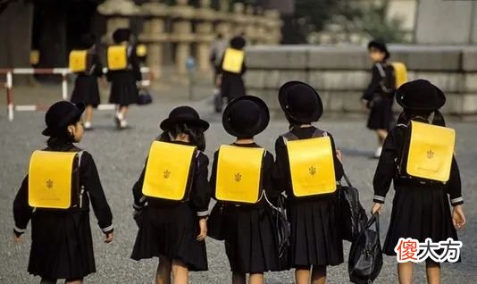 为何日本小学生自己上下学？家长难道不担心吗？