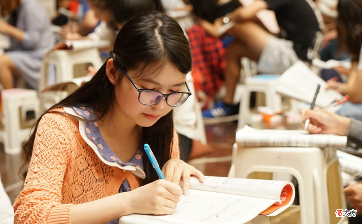 “新型啃老”突然流行：许多父母浑然不知，还以为孩子优秀上进