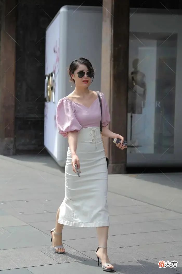 【时尚一点】50岁女人别轻易“认老”，出门这样穿，会更优雅有气质