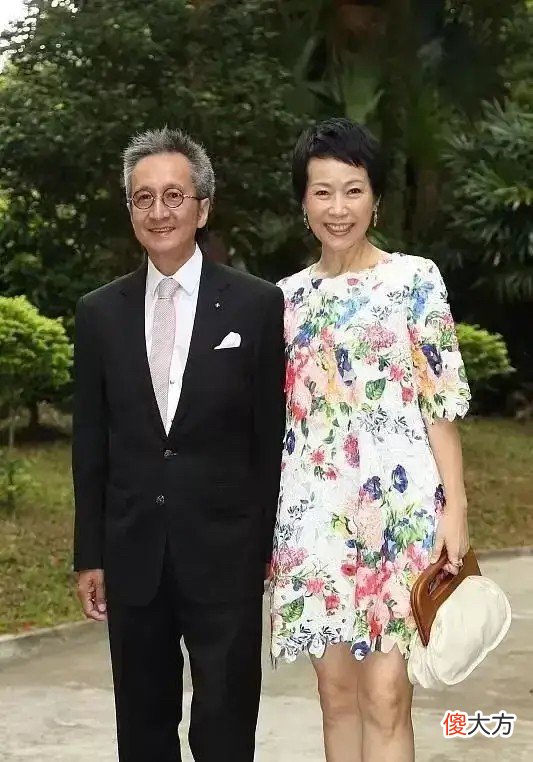 【就爱时尚】59岁叶童和老公现身，穿碎花裙留短发气质出众，不扮嫩反而更自然