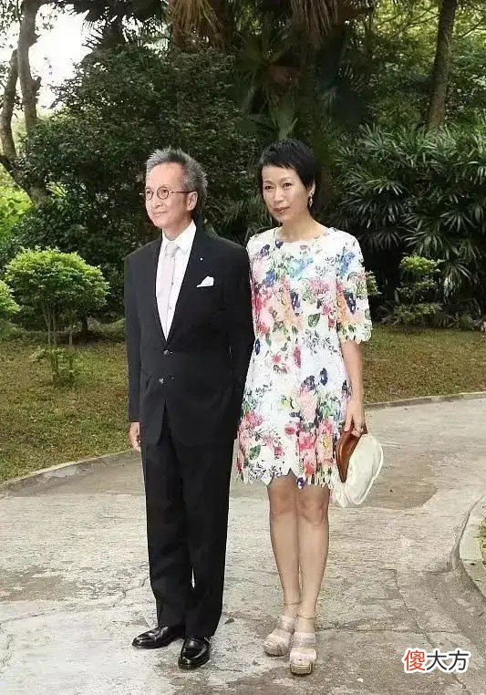 【就爱时尚】59岁叶童和老公现身，穿碎花裙留短发气质出众，不扮嫩反而更自然