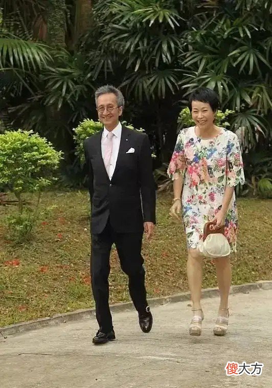 【就爱时尚】59岁叶童和老公现身，穿碎花裙留短发气质出众，不扮嫩反而更自然
