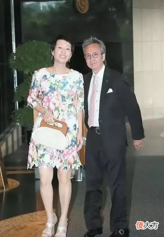 【就爱时尚】59岁叶童和老公现身，穿碎花裙留短发气质出众，不扮嫩反而更自然