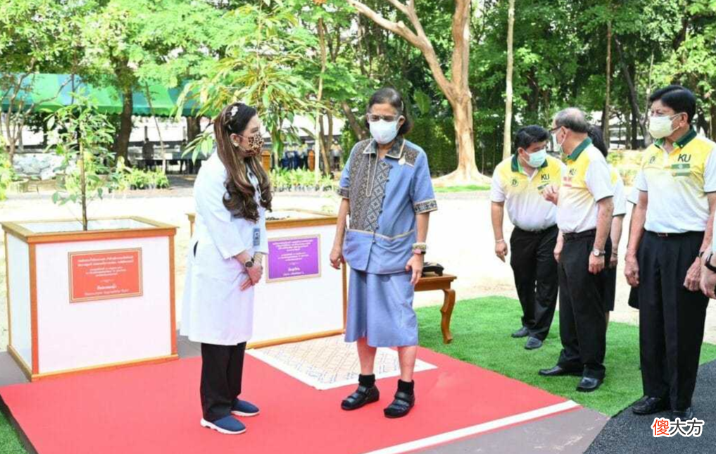【时尚一点】65岁的朱拉蓬公主，穿白大褂配卷发型状态好，同框诗琳通给树浇水