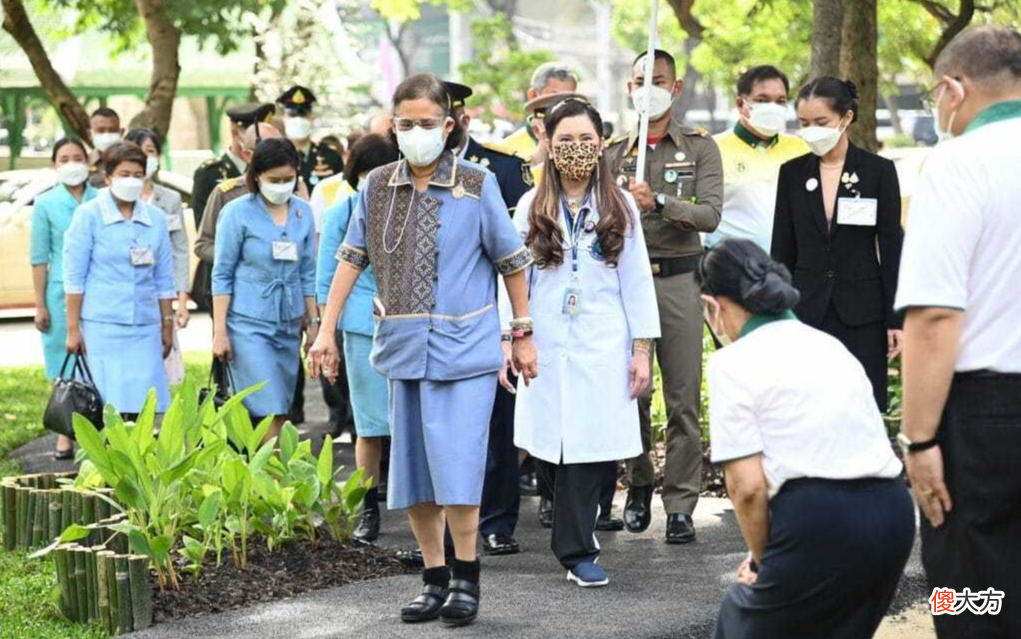 【时尚一点】65岁的朱拉蓬公主，穿白大褂配卷发型状态好，同框诗琳通给树浇水