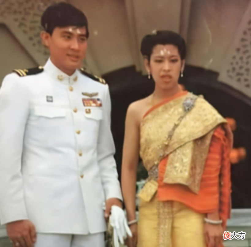 【时尚一点】65岁的朱拉蓬公主，穿白大褂配卷发型状态好，同框诗琳通给树浇水