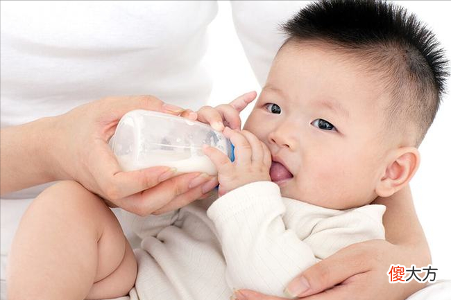 夏天宝宝容易进入厌奶期，爸妈别强喂，缩短厌奶时间7招管用