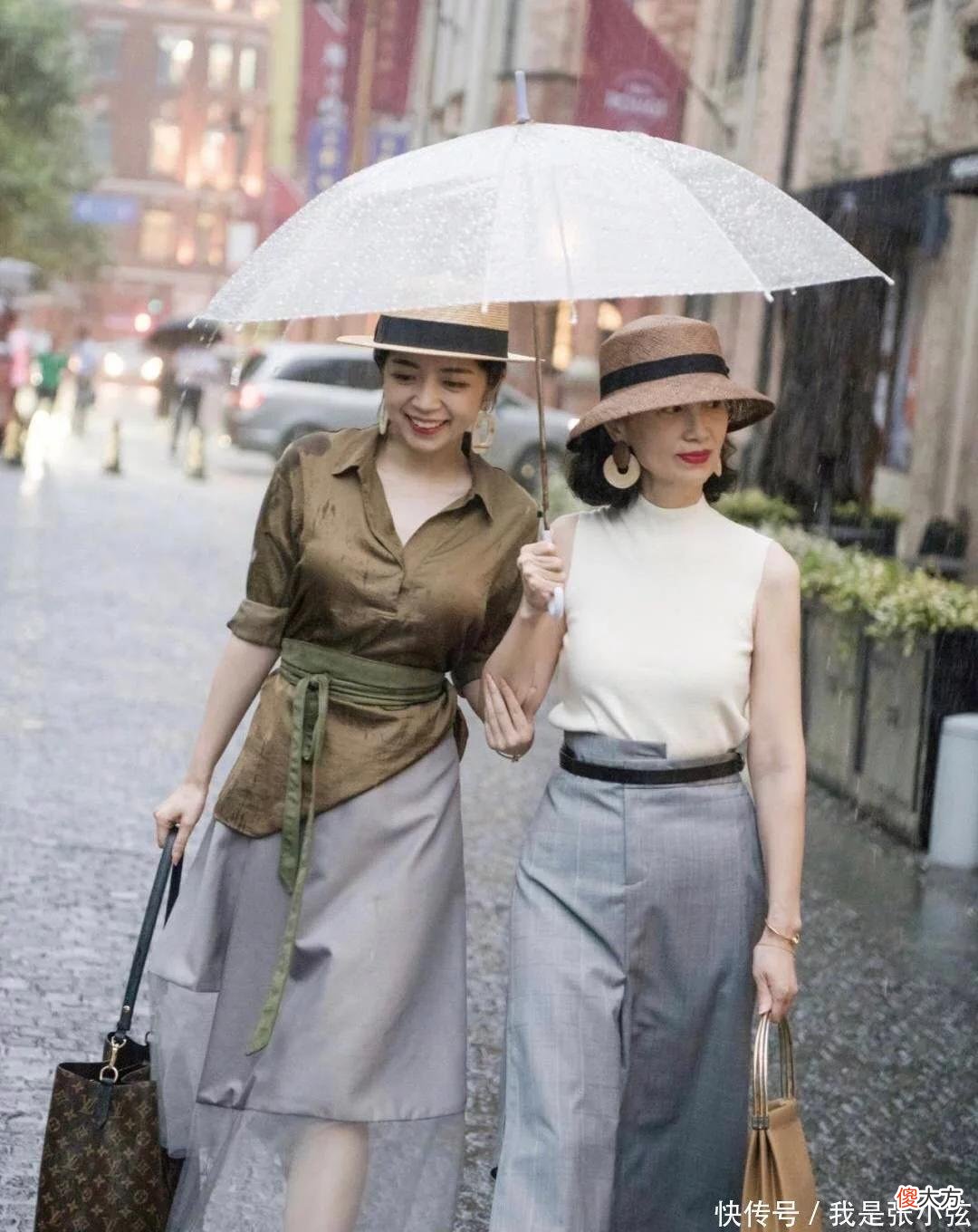 【时尚一点】60岁女人夏日出游，穿长裙配丝巾太土气，阔腿裤+草帽才优雅高级