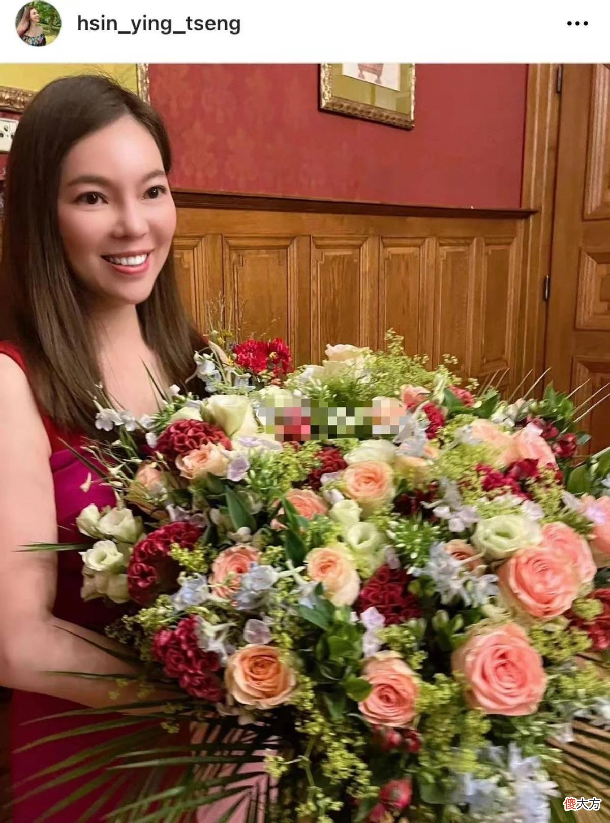 【就爱时尚】富士康老板娘庆祝结婚周年！穿情侣装好隆重，71岁的老年斑很抢眼