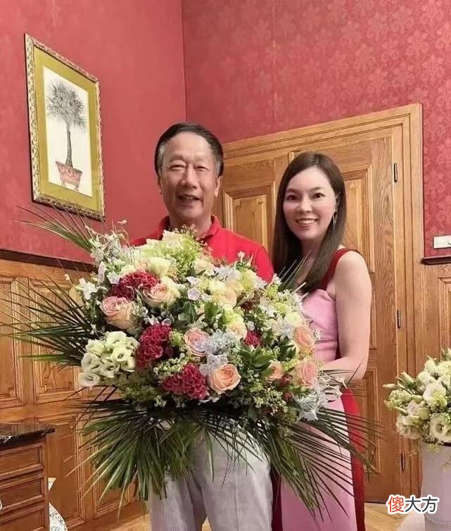 【就爱时尚】富士康老板娘庆祝结婚周年！穿情侣装好隆重，71岁的老年斑很抢眼