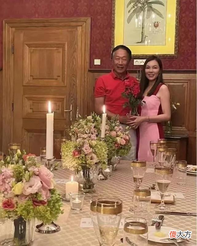 【就爱时尚】富士康老板娘庆祝结婚周年！穿情侣装好隆重，71岁的老年斑很抢眼