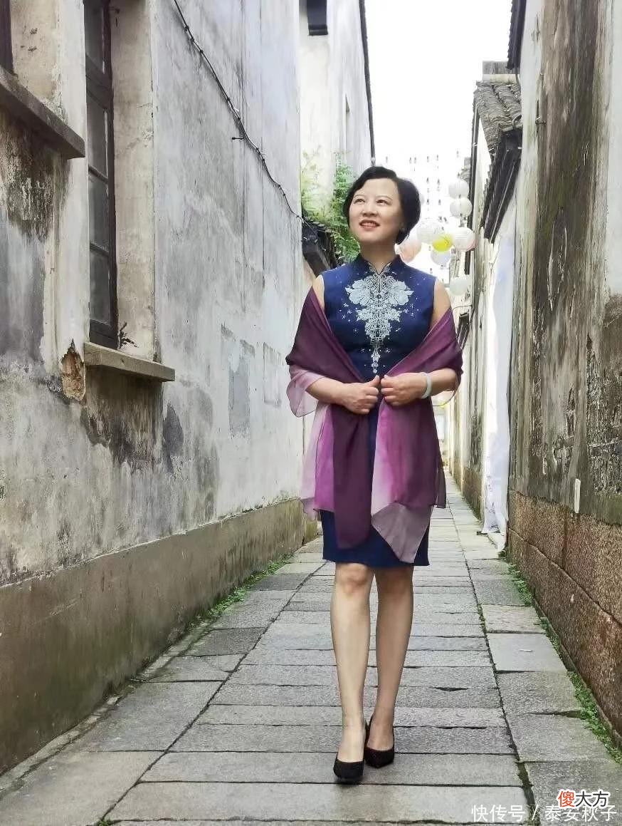 【就爱时尚】才50岁，就别急着穿“奶奶装”！学她们这样打扮：也太漂亮了吧！
