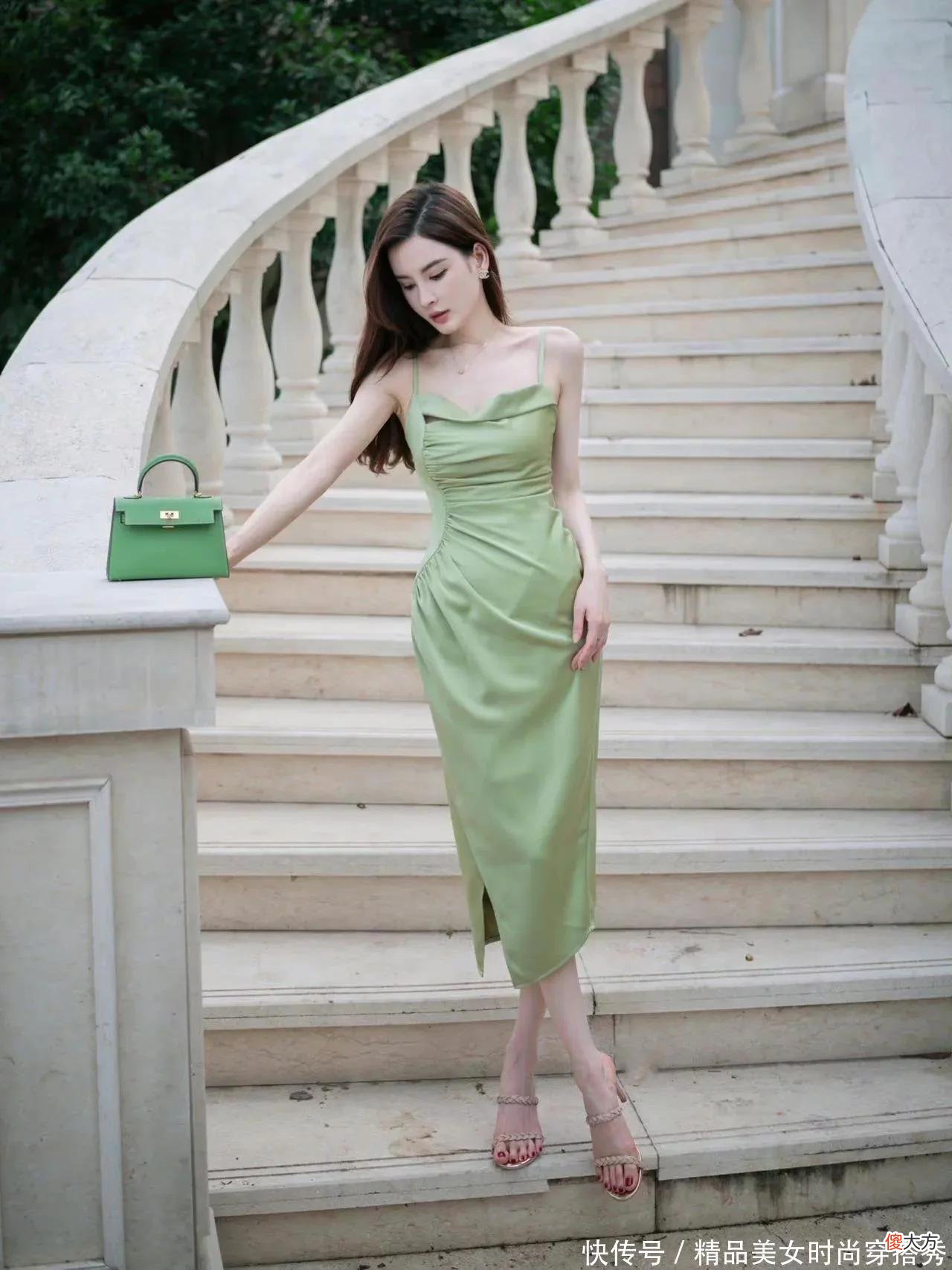 【时尚一点】绿色的吊带裙打造夏日的小清新穿搭，吸睛又显白，吸睛感满满