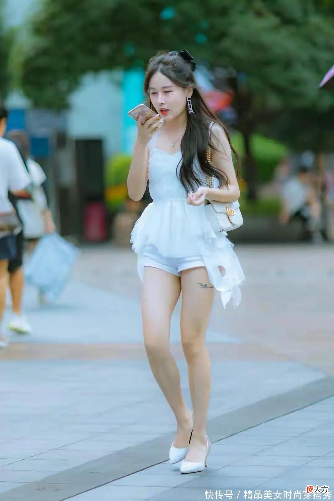 【时尚一点】白色的荷叶边小衫穿着清凉又显气质,在白色的衬托下显得优雅又美丽