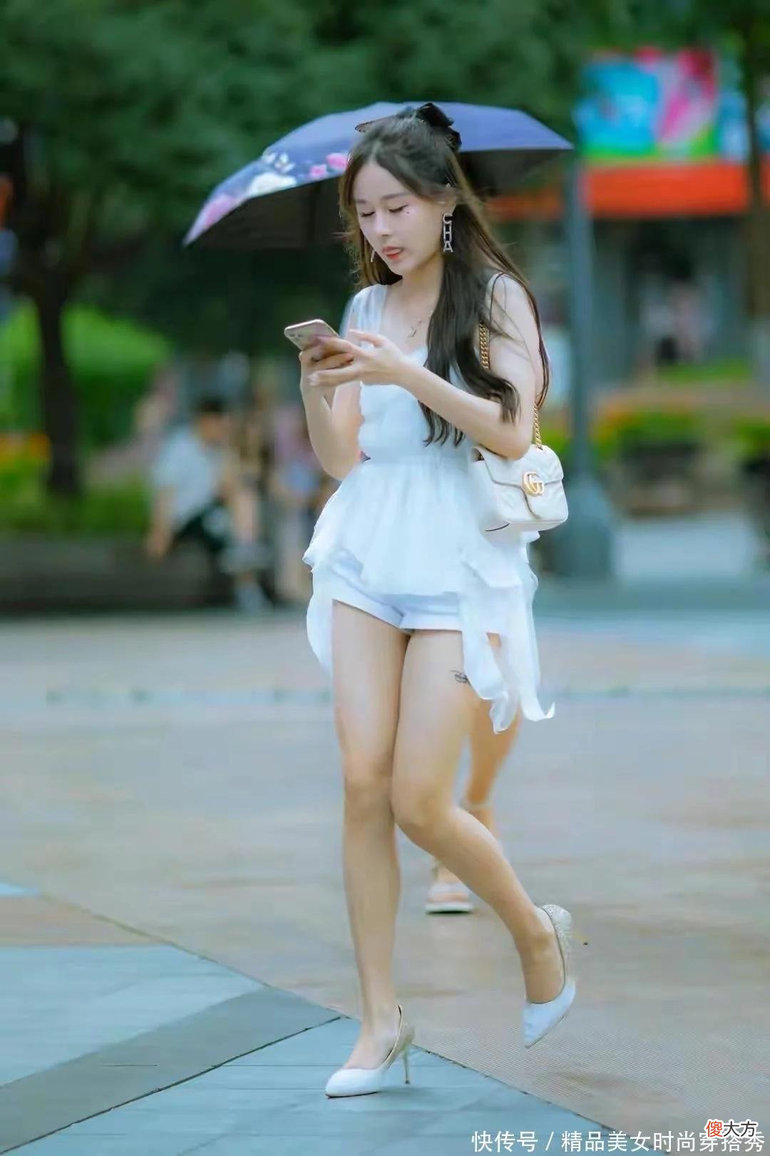 【时尚一点】白色的荷叶边小衫穿着清凉又显气质,在白色的衬托下显得优雅又美丽