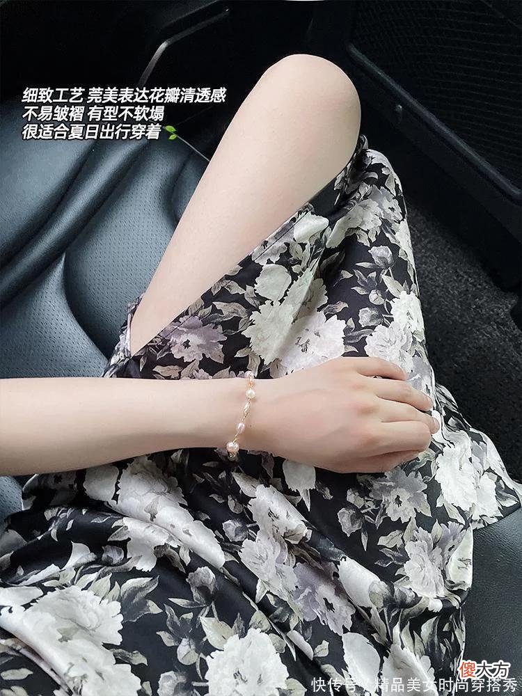 【时尚一点】法式风格的碎花裙花朵印在在了裙子底布上,别致图案让人眼前一亮女人味十足