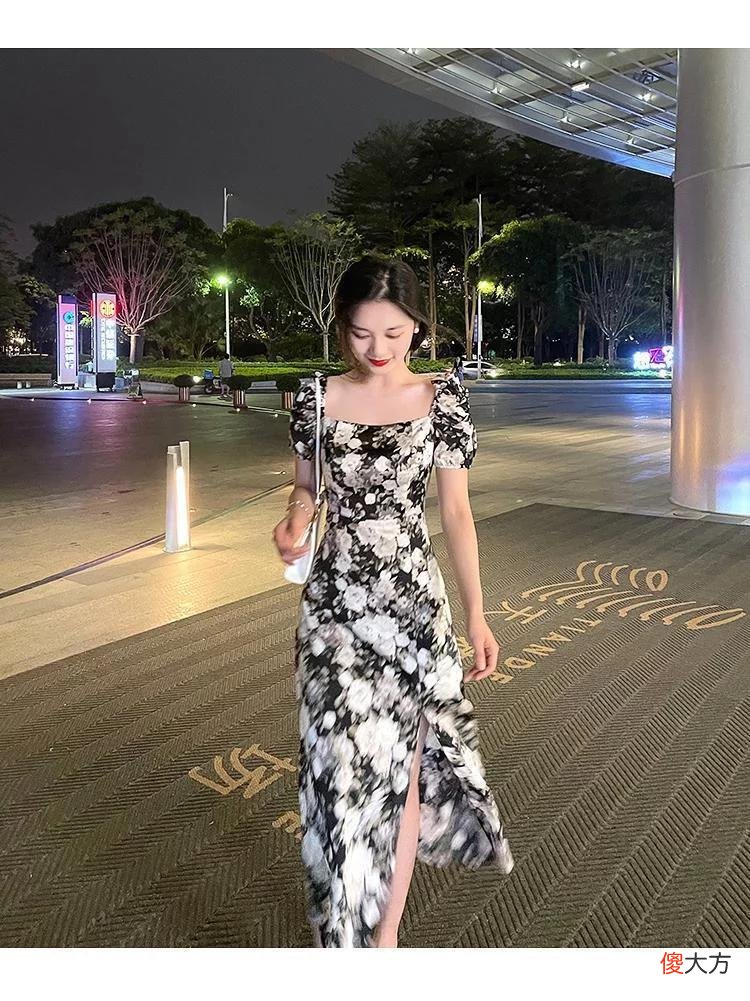【时尚一点】法式风格的碎花裙花朵印在在了裙子底布上,别致图案让人眼前一亮女人味十足