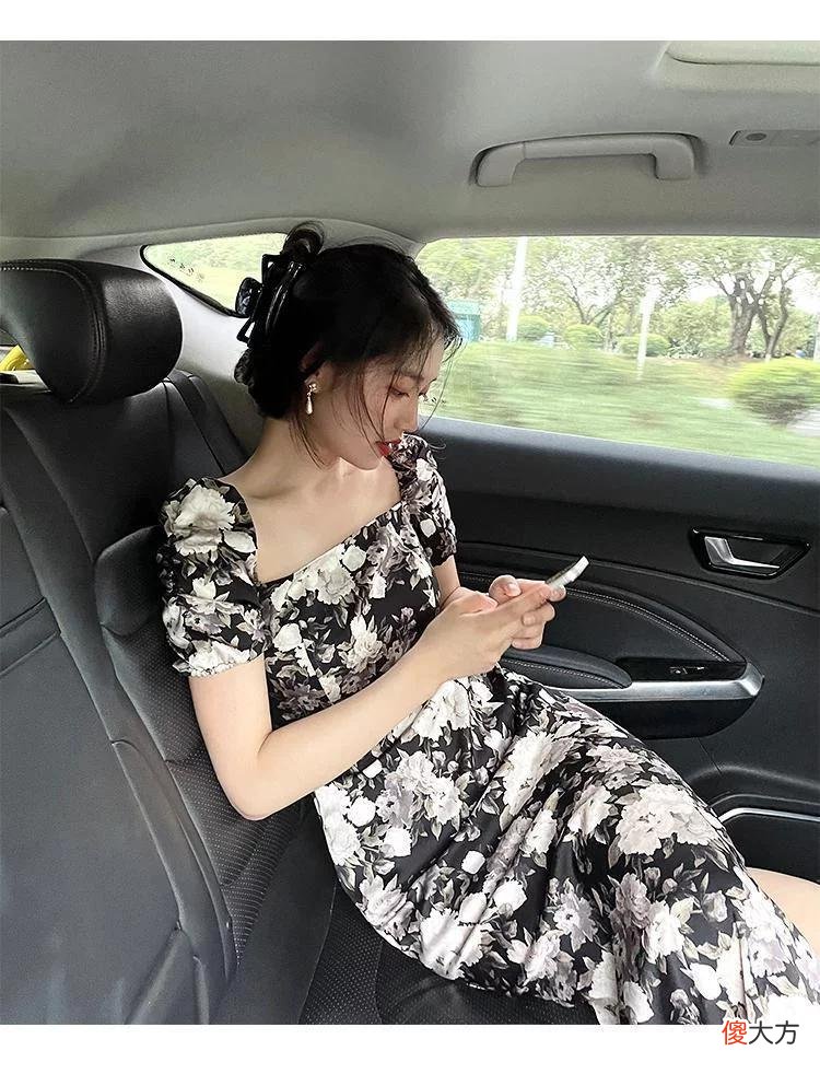 【时尚一点】法式风格的碎花裙花朵印在在了裙子底布上,别致图案让人眼前一亮女人味十足