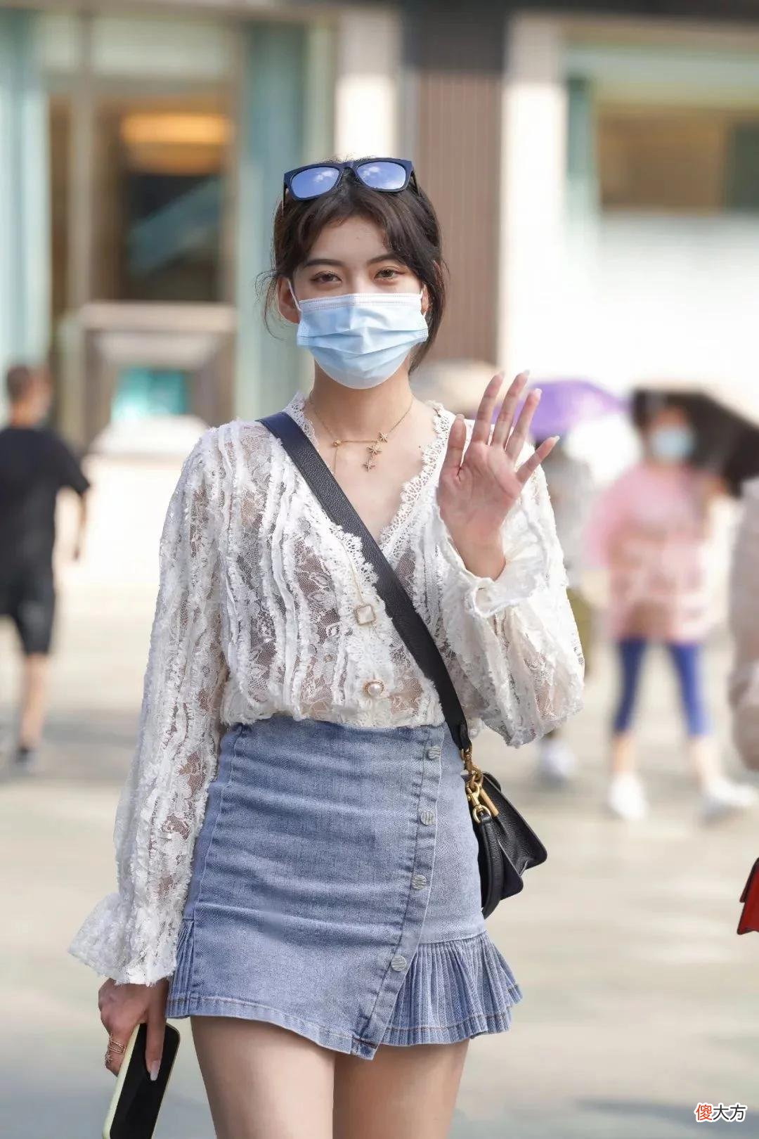 【时尚一点】简约的牛仔裙穿搭休闲时尚，轻松穿出气质少女感十足！