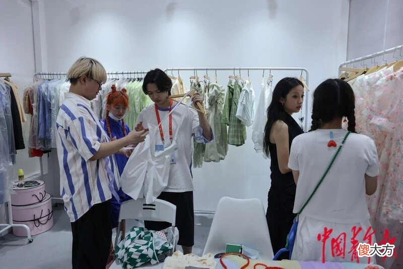 【就爱时尚】Z世代服装设计师亮相消博会时装周