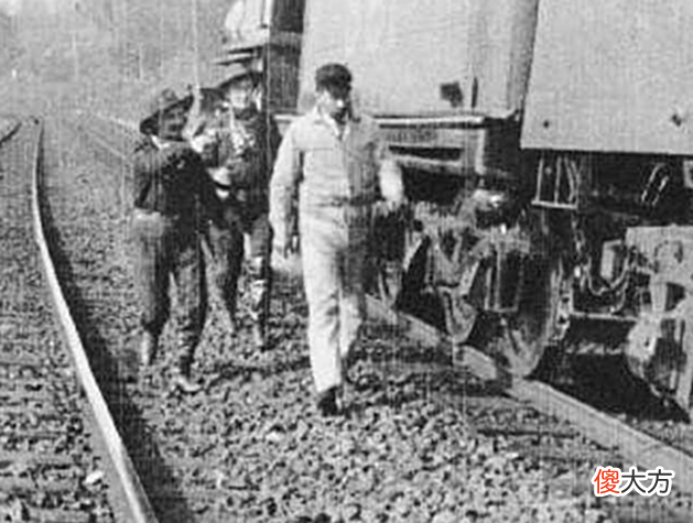 【历史故事】土匪冲上火车,本以为只是劫财,却被发现背后藏着天大的阴谋